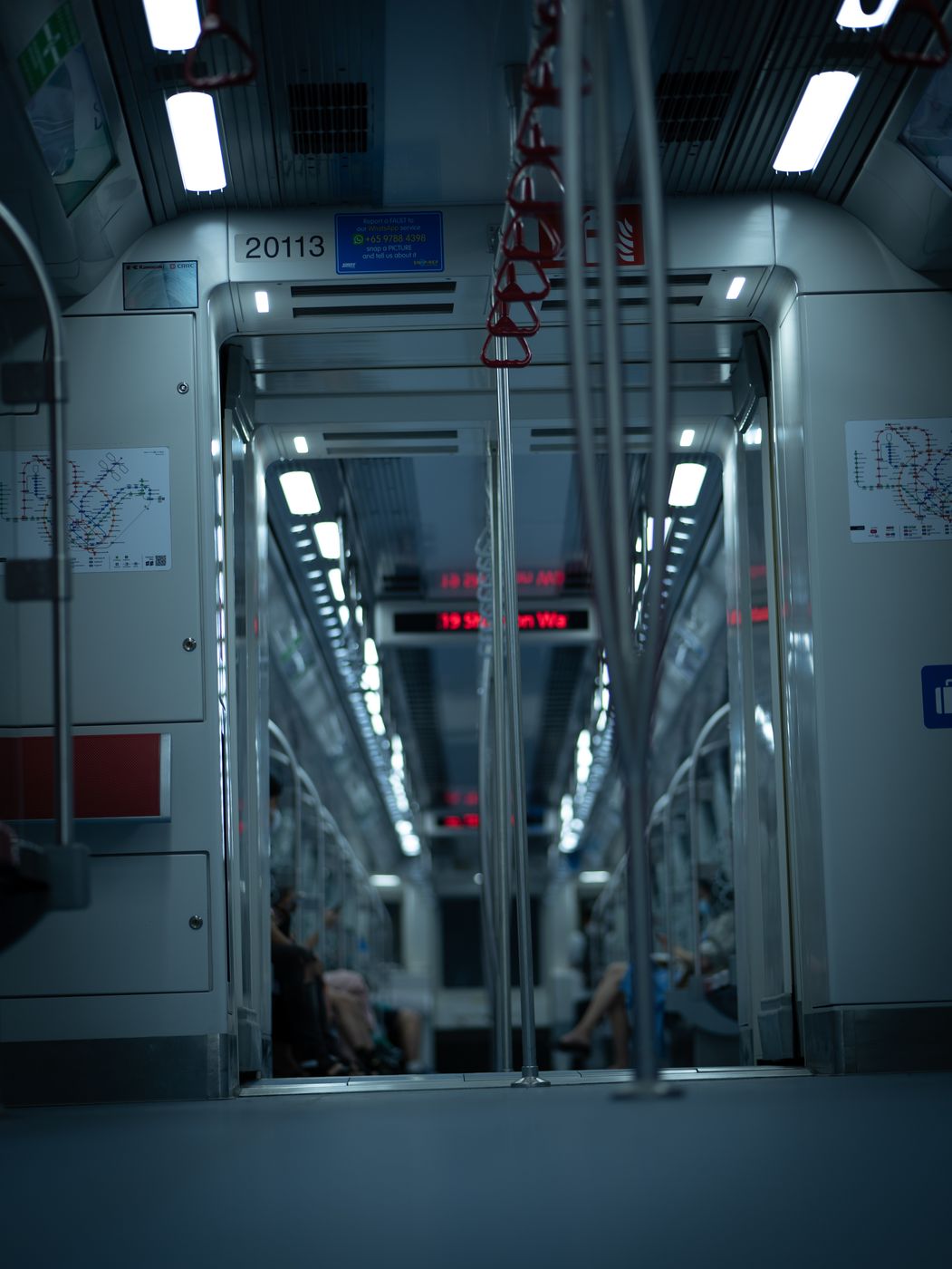 Blick durch einen leeren U-Bahn-Wagen