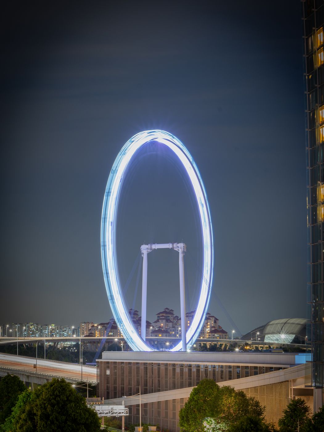 Singapore Flyer bei Nacht, das Riesenrad leuchtet als Lichtring