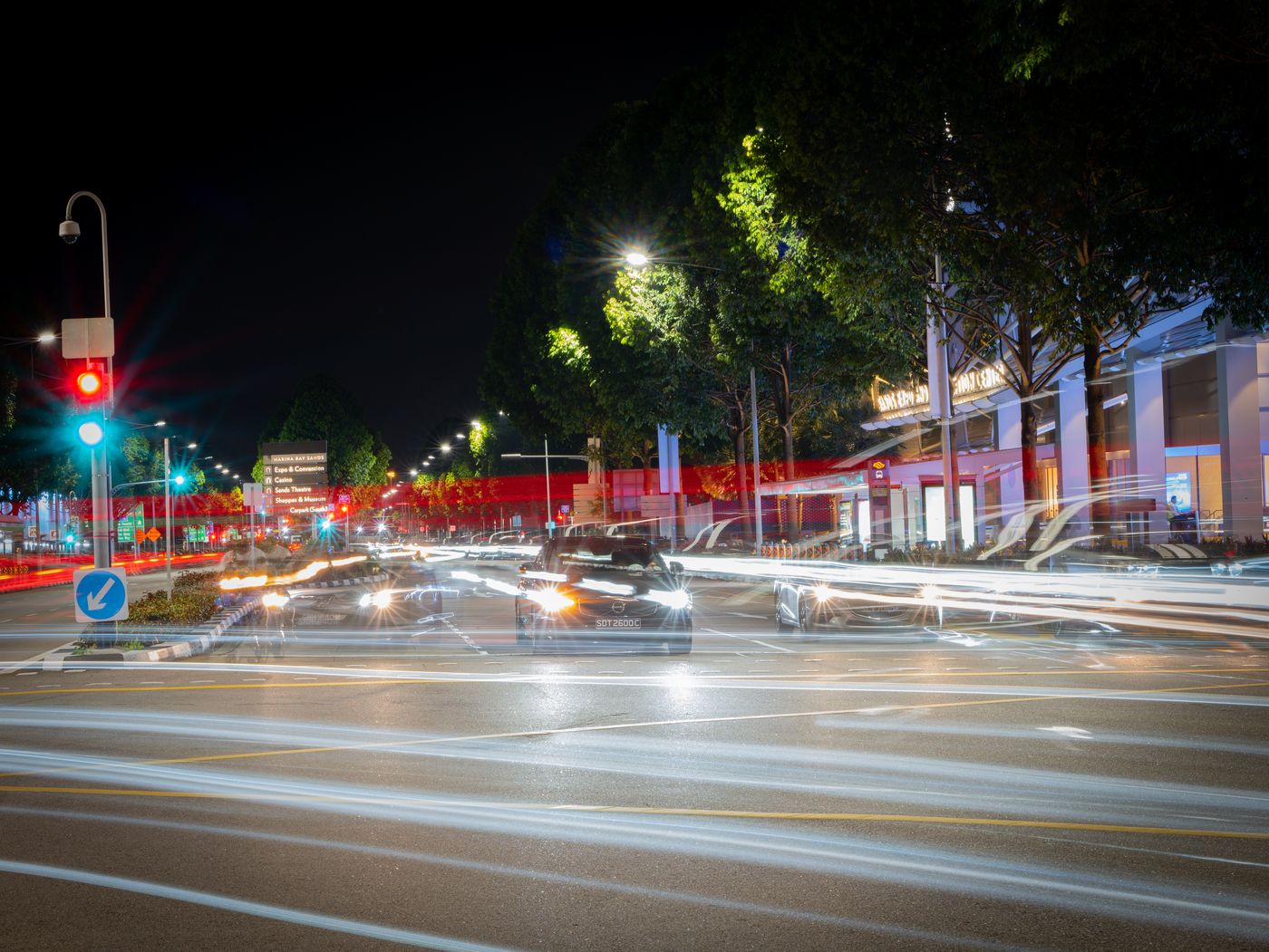 Langzeitbelichtung an einer Kreuzung bei Marina Bay Sands, Lichtspuren der Autos